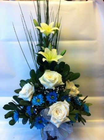 arreglo con lilium, rosas blancas y girasoles azules $15.000