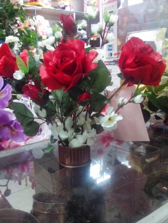 arreglo con rosas rojas $7.000